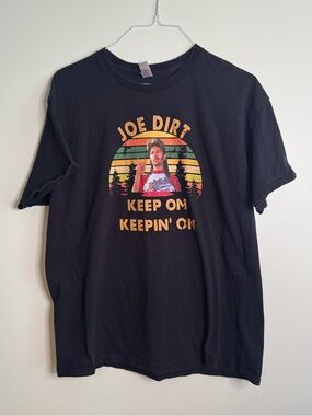 Joe Dirt 'Keep On Keepin' On' Black Graphic Tee (XL)